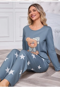 Détail de l'ensemble de pyjama bleu gris avec motif d'ours mignon et imprimé étoile