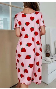 Vista posteriore di una camicia da notte rosa con fragole e bordi ondulati a balze