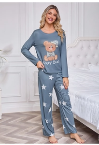 Détail d'un pyjama doux à manches longues avec imprimé Sleepy Bear et pantalon étoilé