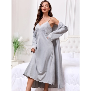 Set da notte in seta di latte grigio con camicia da notte lunga, vestaglia e pizzo a V