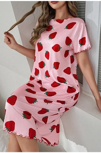 Dettaglio della camicia da notte con stampa fragola e bordi decorativi a balze