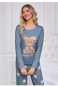 Détail de l'ensemble pyjama femme avec motif Sleepy Bear et imprimés d'étoiles blanches