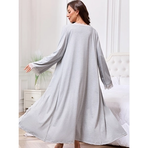 Elegante camicia da notte grigia a maniche lunghe con bordo in pizzo bianco e linea ad A
