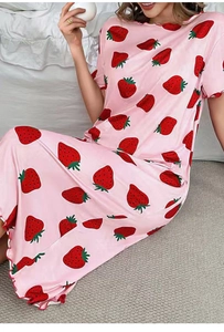 Dettaglio di camicia da notte rosa con stampa fragole e orlo con volant e girocollo