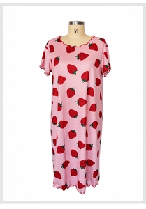 Dettaglio della camicia da notte rosa con stampa fragole e bordi smerlati rossi sullo scollo