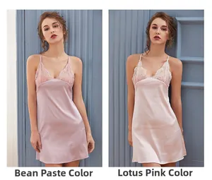 Détail de nuisette en satin avec dentelle en couleurs pâte de haricot et rose lotus