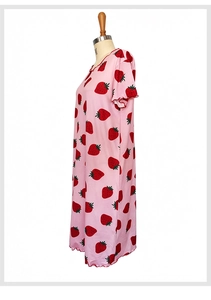 Vista laterale della camicia da notte rosa con fragole e bordi rossi sulle maniche