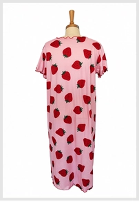 Dettaglio della camicia da notte con stampa fragola, orlo a balze e maniche corte su manichino
