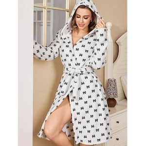 Peignoir épais en polaire blanche avec motifs de nœuds noirs et capuche pour l'hiver