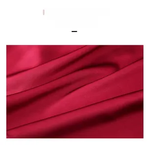 Detail aus roter Eisseide-Satin mit glatter Textur und glänzendem Seiden-Finish