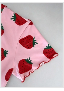Dettaglio della camicia da notte rosa con stampa fragole e maniche con bordo a lattuga