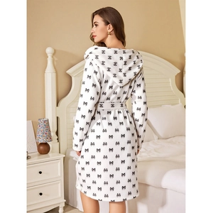 Peignoir à capuche pour femme en peluche blanche avec motifs de nœuds noirs d'hiver