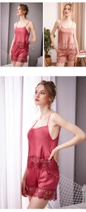 Détail d'un ensemble pyjama en satin de luxe avec dentelle florale bordeaux et rose