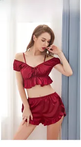 Détail de l'ensemble pyjama en soie rouge avec haut court à volants et satin brillant