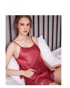 Détail de la dentelle bordeaux sur le caraco en satin et le short de nuit