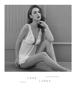 Détail d'une nuisette en mesh blanc avec bordure en dentelle et petit nœud noir élégant