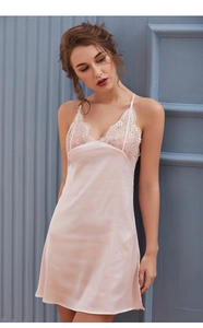 Détail de nuisette en satin rose avec dentelle blanche délicate et fines bretelles