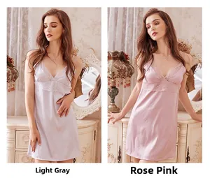 Détail de chemise de nuit en satin de soie et dentelle grise et rose poudré