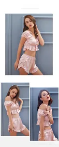 Ensemble pyjama en satin rose avec crop top à volants et détails à cordon
