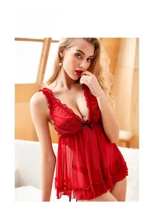 Détail de lingerie sexy rouge en dentelle avec tulle transparent et nœud noir