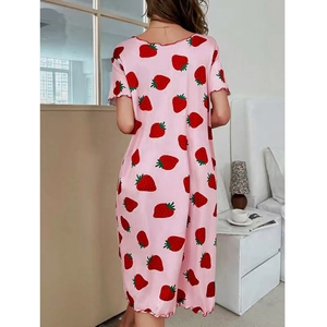 Vista posteriore di una camicia da notte estiva rosa con stampa fragole e bordi a volant
