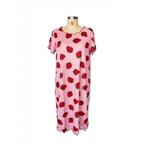 Camicia da notte rosa con stampa fragole, scollo rotondo e orlo con volant