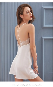 Vue détaillée du dos d'une nuisette en satin blanc avec dentelle et bretelles