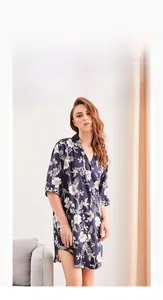 Detail eines seidigen dunkelblauen Blumen-Schlafrocks mit Revers und H-Linien-Schnitt