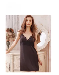 Détail de la chemise de nuit en satin gris foncé avec dentelle florale noire au décolleté