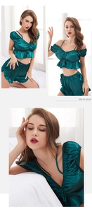 Vue détaillée du pyjama en satin vert sarcelle avec haut court à volants et short