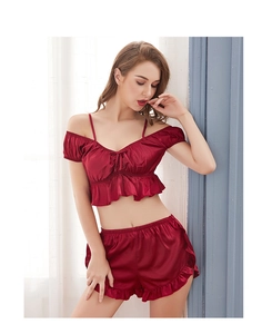 Ensemble de nuit en satin bordeaux avec haut à volants dénudé et short assorti