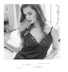 Détail de la chemise de nuit en soie avec col en V, dentelle noire et fines bretelles
