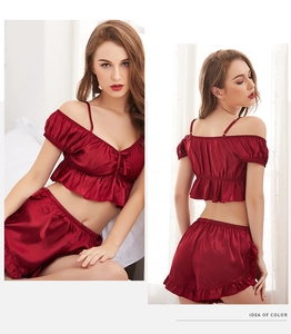 Détails du pyjama en satin rouge foncé avec bords à volants et tissu effet soie brillant