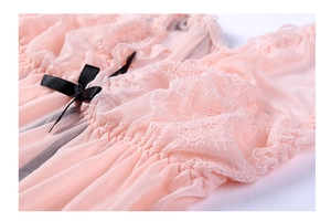 Détails de lingerie en dentelle rose et mesh avec un délicat nœud en satin noir