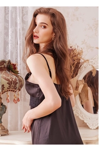 Détails de la nuisette en satin noir avec dentelle délicate et fines bretelles chic