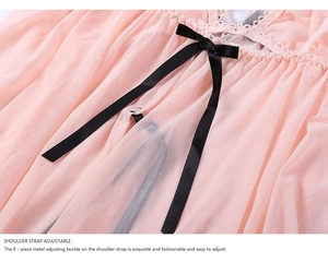 Détail d'une nuisette rose en résille avec bordure en dentelle, nœud noir et boucle réglable
