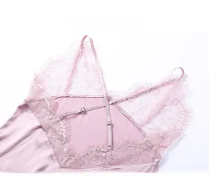 Détail des bretelles croisées réglables et dentelle de cils sur nuisette en satin