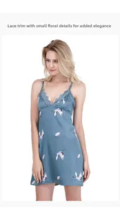 Dettaglio dello scollo a V con pizzo e stampa di gru su camicia da notte in raso