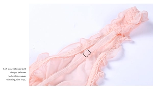 Détail de lingerie en dentelle rose tendre avec motif ajouré et bordure festonnée