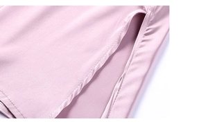 Vue détaillée du tissu satiné violet clair avec une fente latérale de qualité et couture soignée