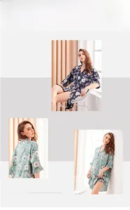 Detail der floralen Seidenpyjamas in Dunkelblau und Hellgrün mit elegantem V-Ausschnitt