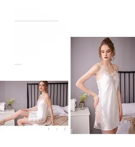 Détail de nuisette en satin blanc avec dentelle florale délicate et décolleté en V