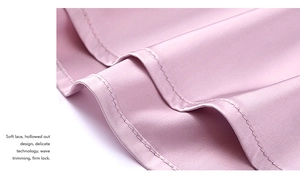 Détail de chemise de nuit en satin rose avec bord ondulé et coutures fermes