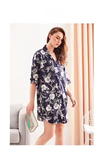 Details des geblümten Seidenpyjamas mit dunkelblauem Stoff und eleganten Blumen