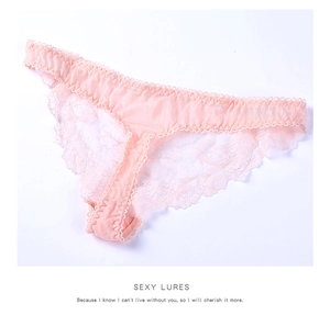 Détail d'un string en dentelle rose avec motifs floraux et taille élastique plissée