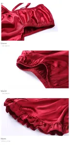 Détails du pyjama en satin rouge montrant les manches élastiques, la taille et l'ourlet
