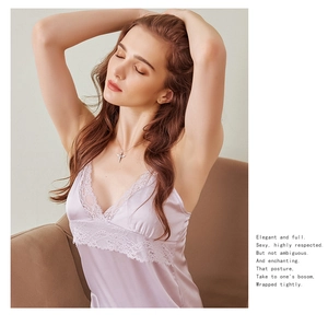 Détail d'une nuisette en satin lavande avec dentelle blanche et décolleté en V chic
