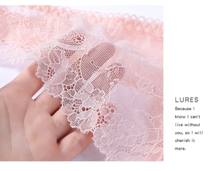 Gros plan sur la dentelle florale rose avec bordure cil délicate pour chemise de nuit