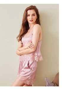 Détails du pyjama en soie rose avec bordure en dentelle délicate sur l'ourlet et le short