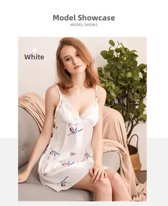 Dettaglio di camicia da notte in raso bianco con stampa gru e pizzo delicato